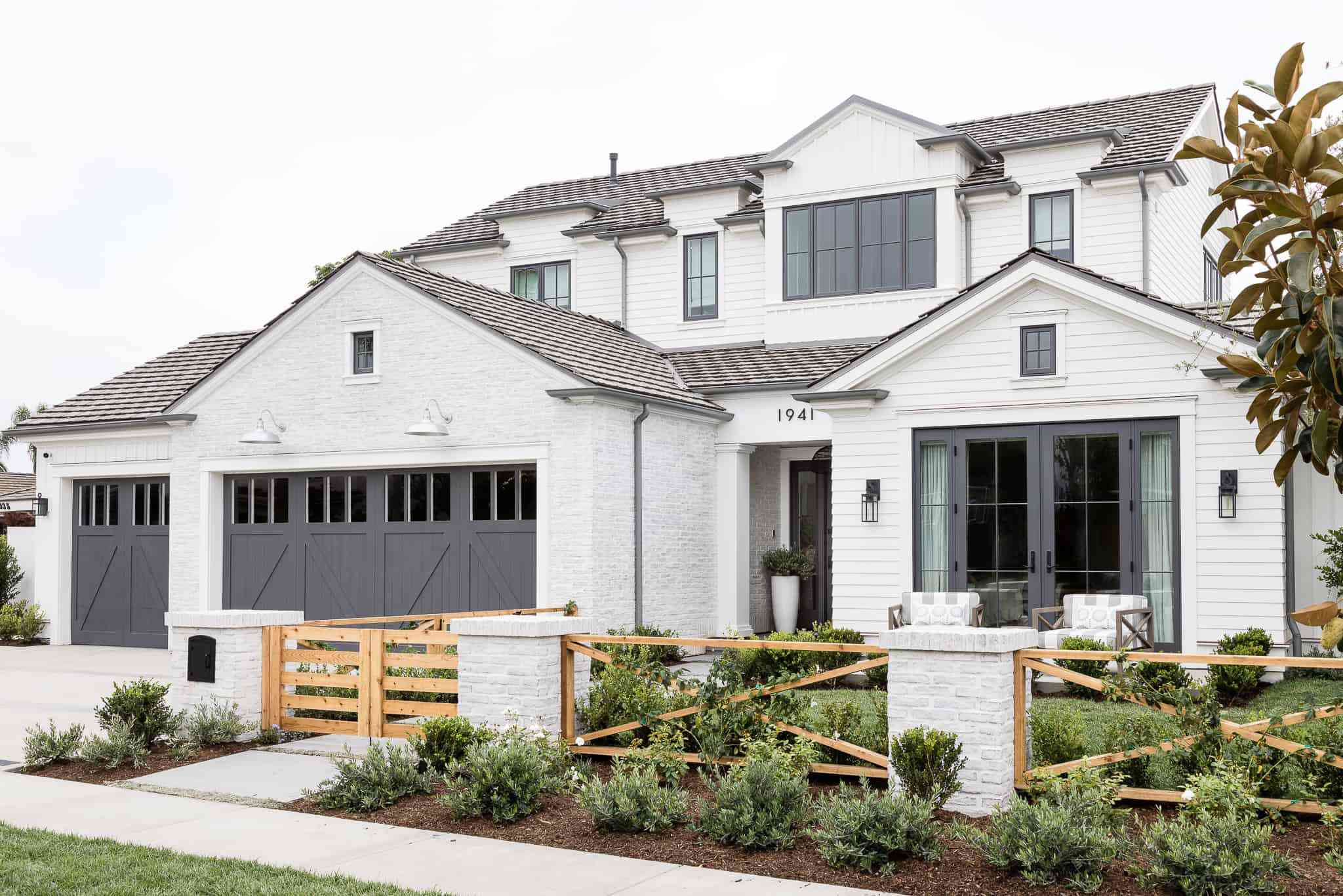 有小灌木的白色大房子在外部。