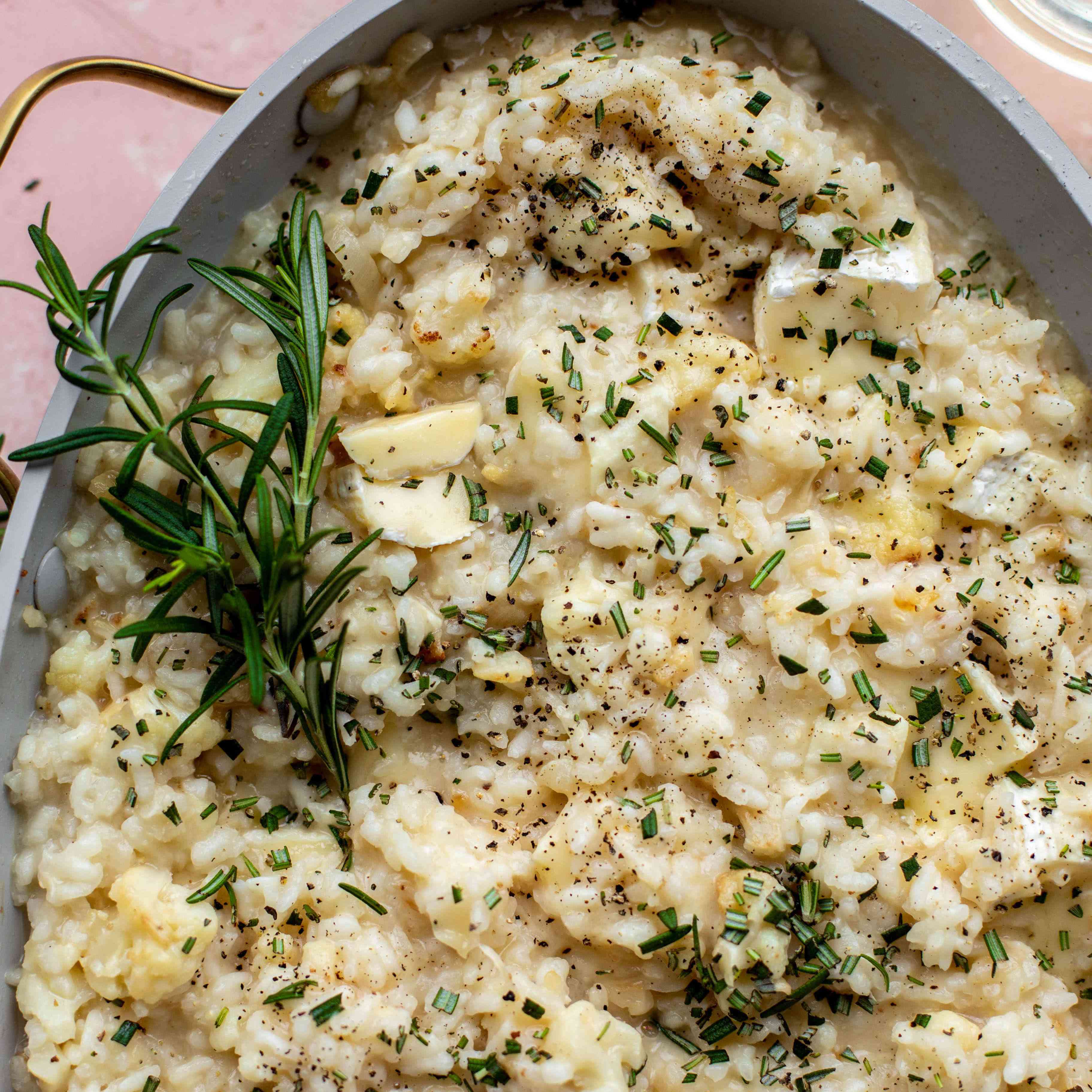 烤花椰菜和布里干酪烤迷迭香调味饭