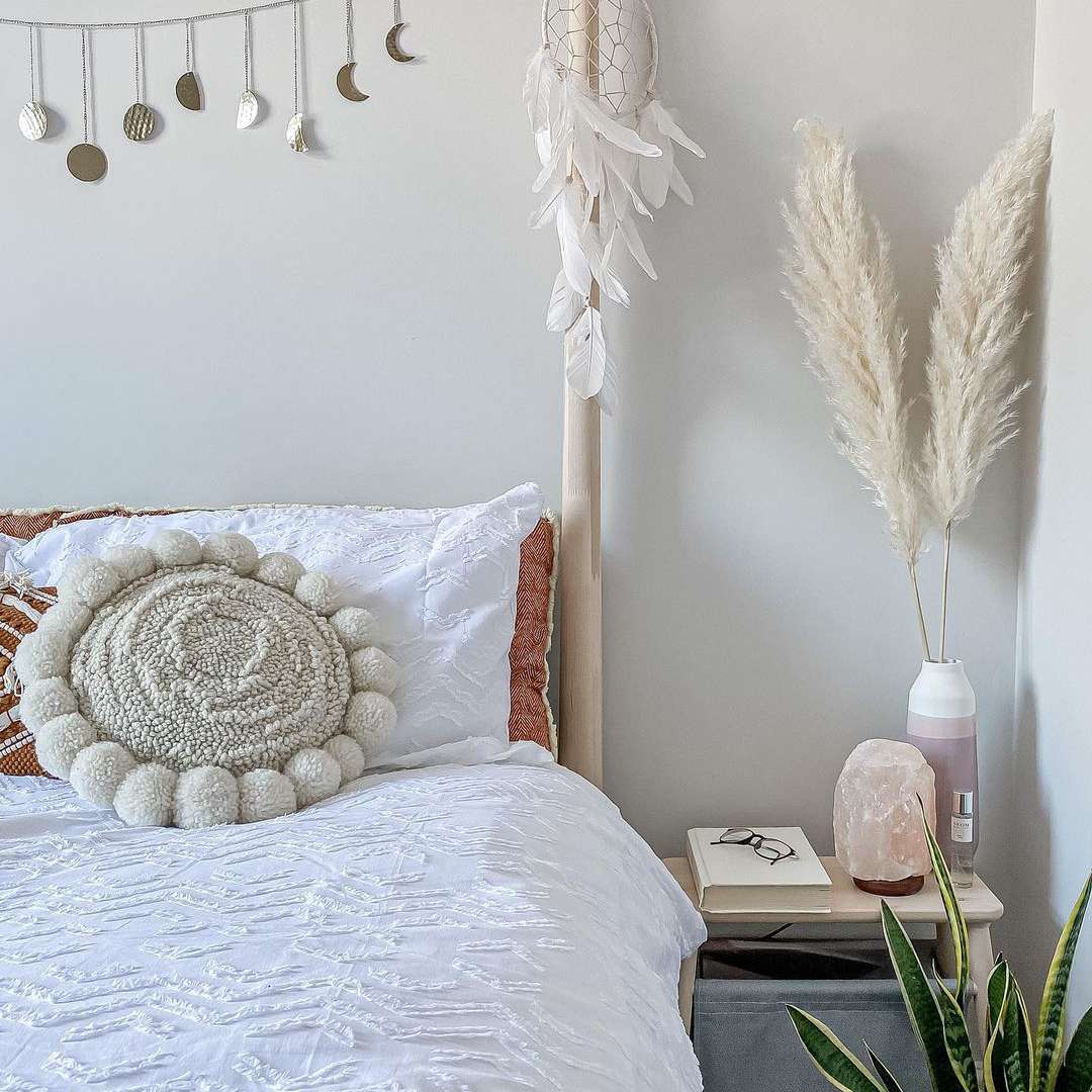 拥有捕梦网和潘帕斯草的波西米亚卧室。