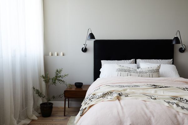 卧室与黑色床架