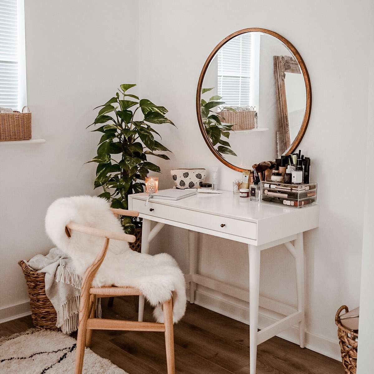 甜美的boho梳妆台与大圆形镜子和汉币椅子。
