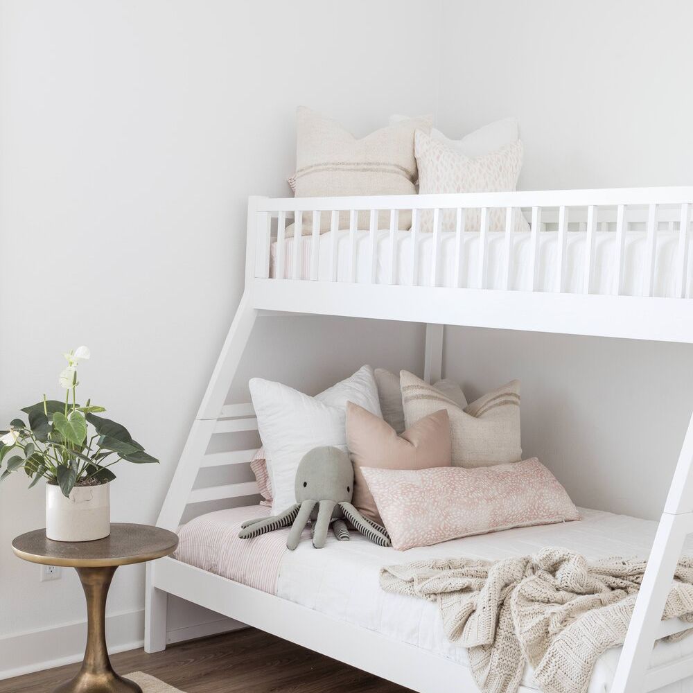 白色的孩子室与双层床