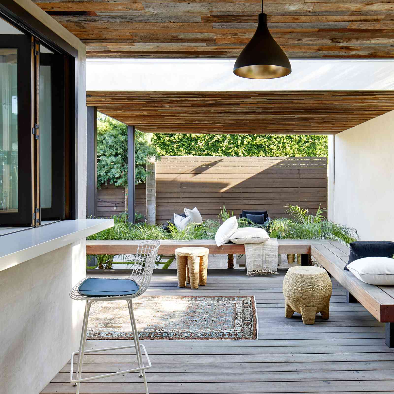 木制甲板，四周有座椅和一个小酒吧