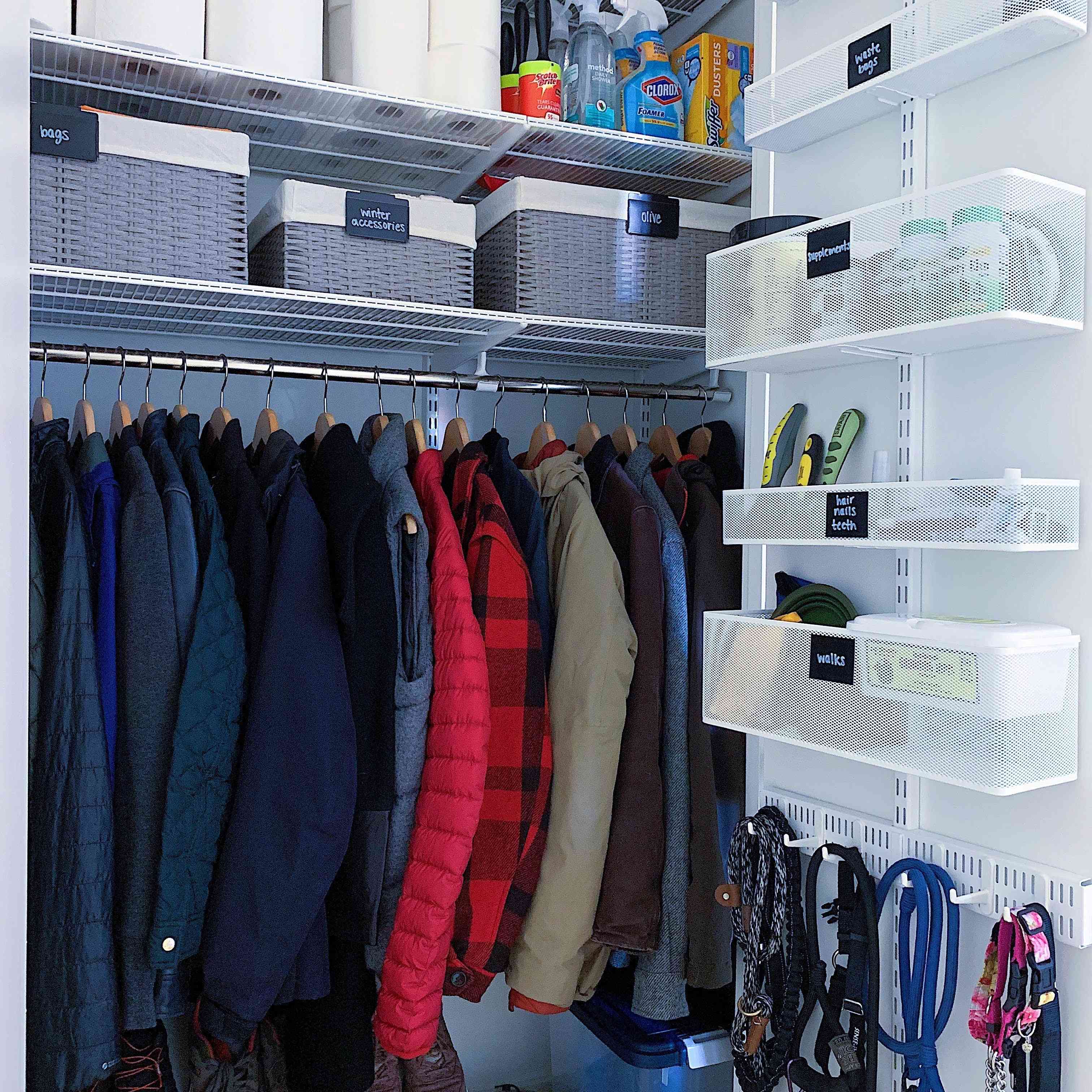 带有超高置物架的大厅壁橱