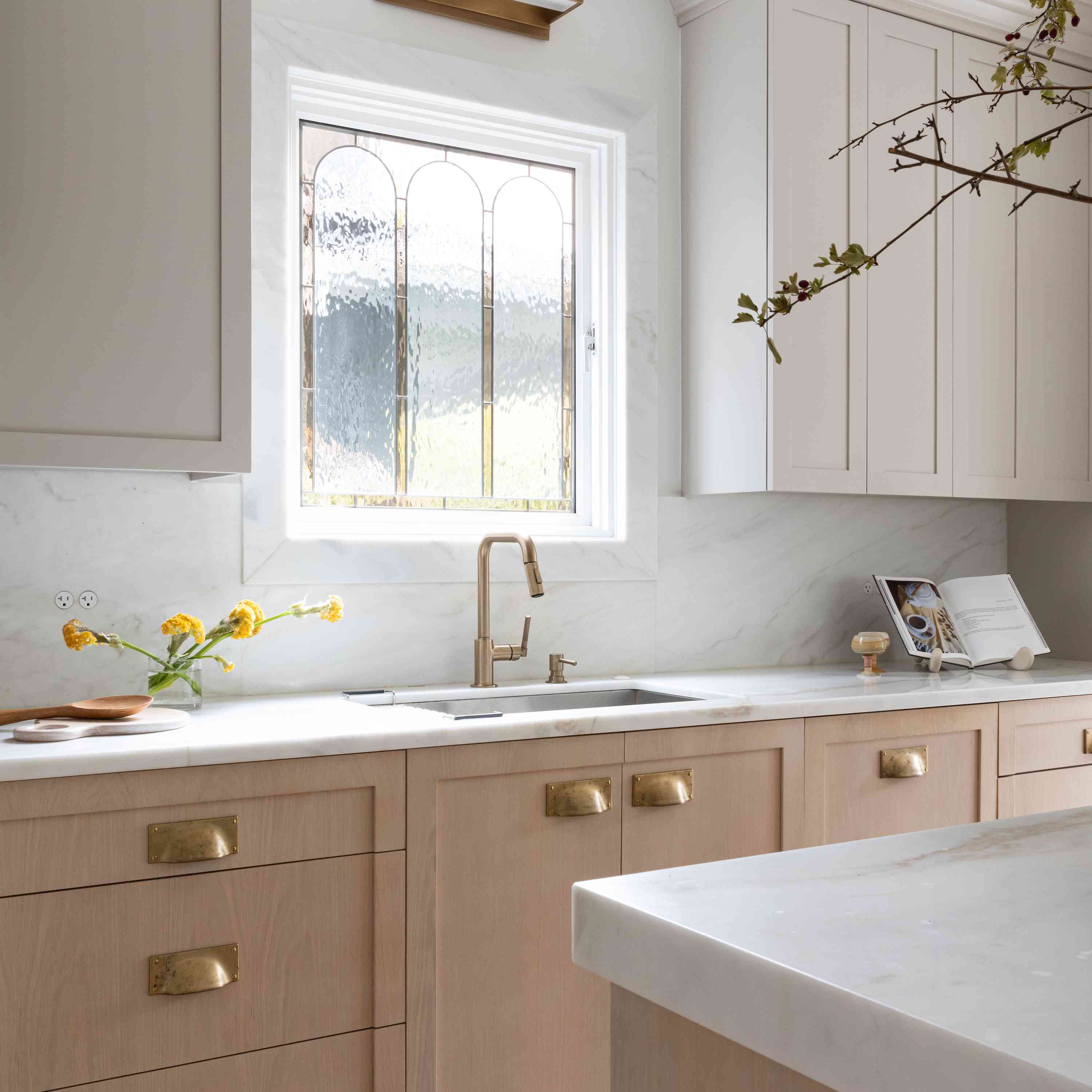 厨房里有粉红色的橱柜和彩色玻璃窗。