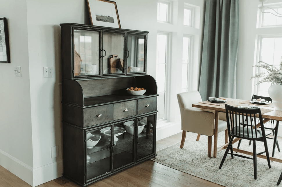 餐厅里的农舍厨房。