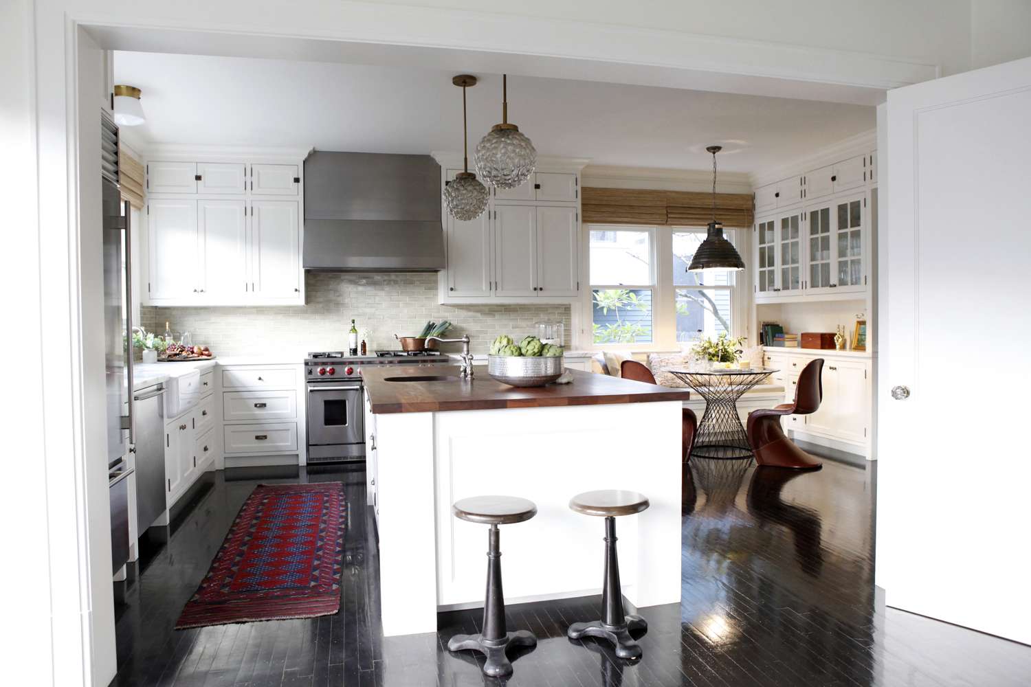 红色厨房地毯在白色厨房里