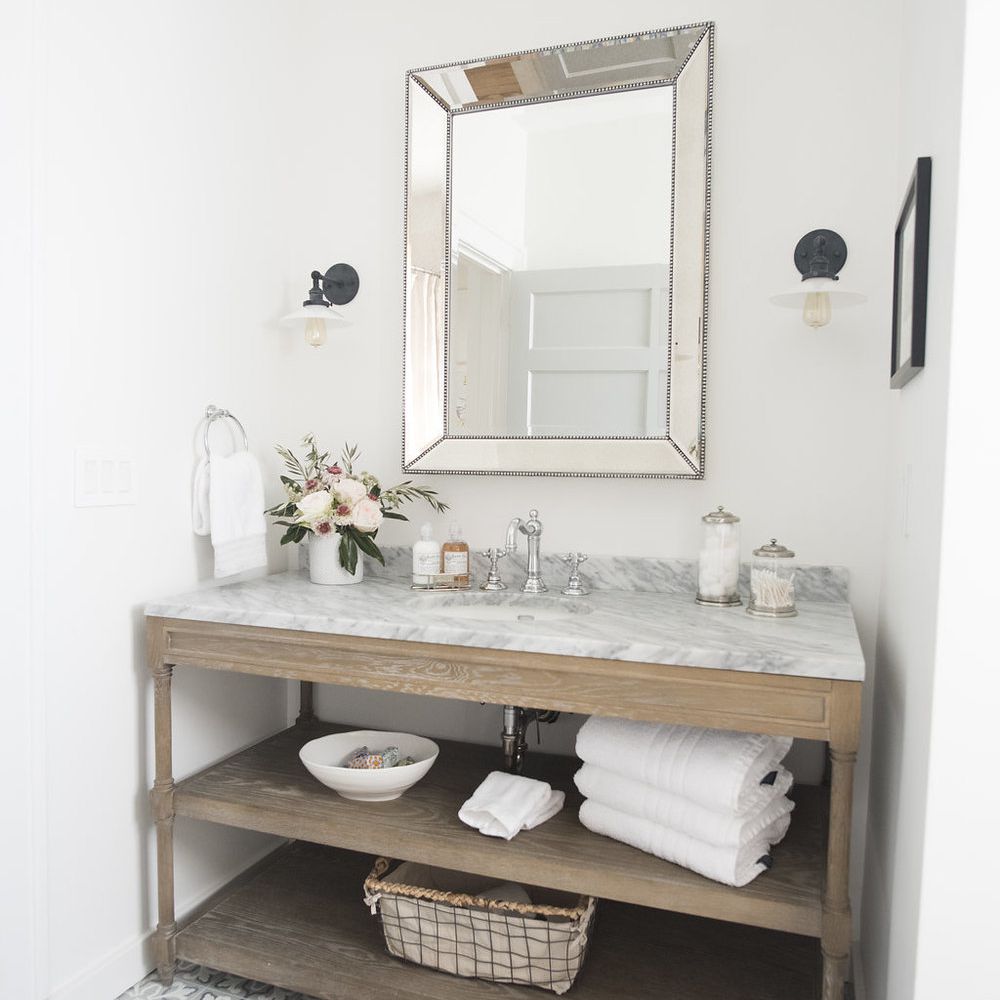 卫生间有小剪花的布置。