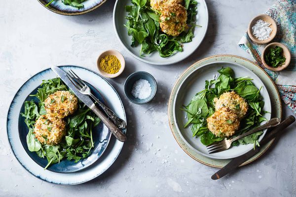 三文鱼蛋糕在几块板上服用蔬菜