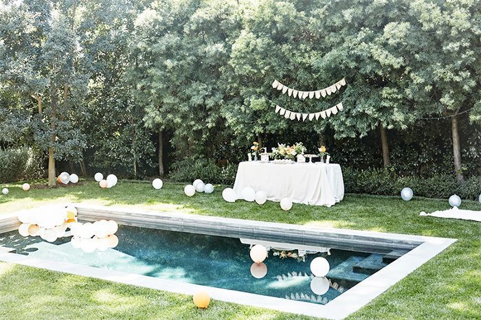 后院的生日派对用气球和游泳池