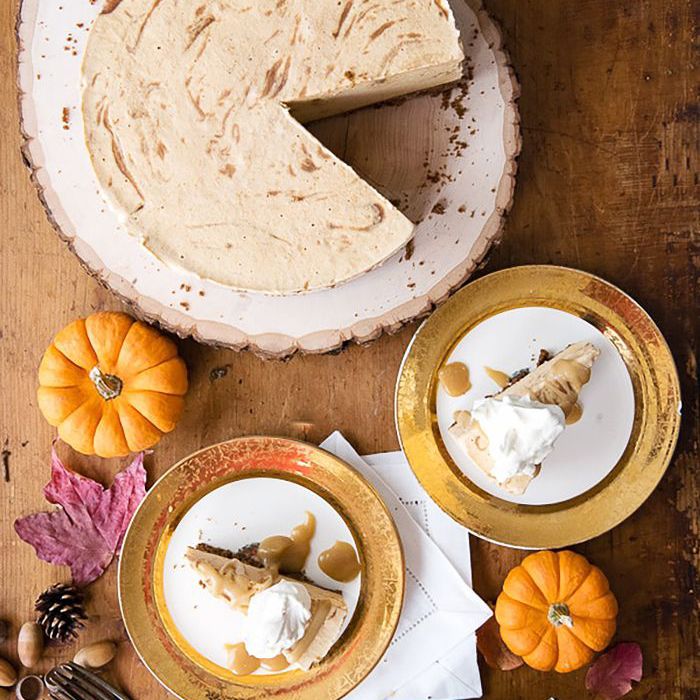 感恩节无麸质甜点-南瓜肉桂波纹冰淇淋馅饼加盐焦糖酱