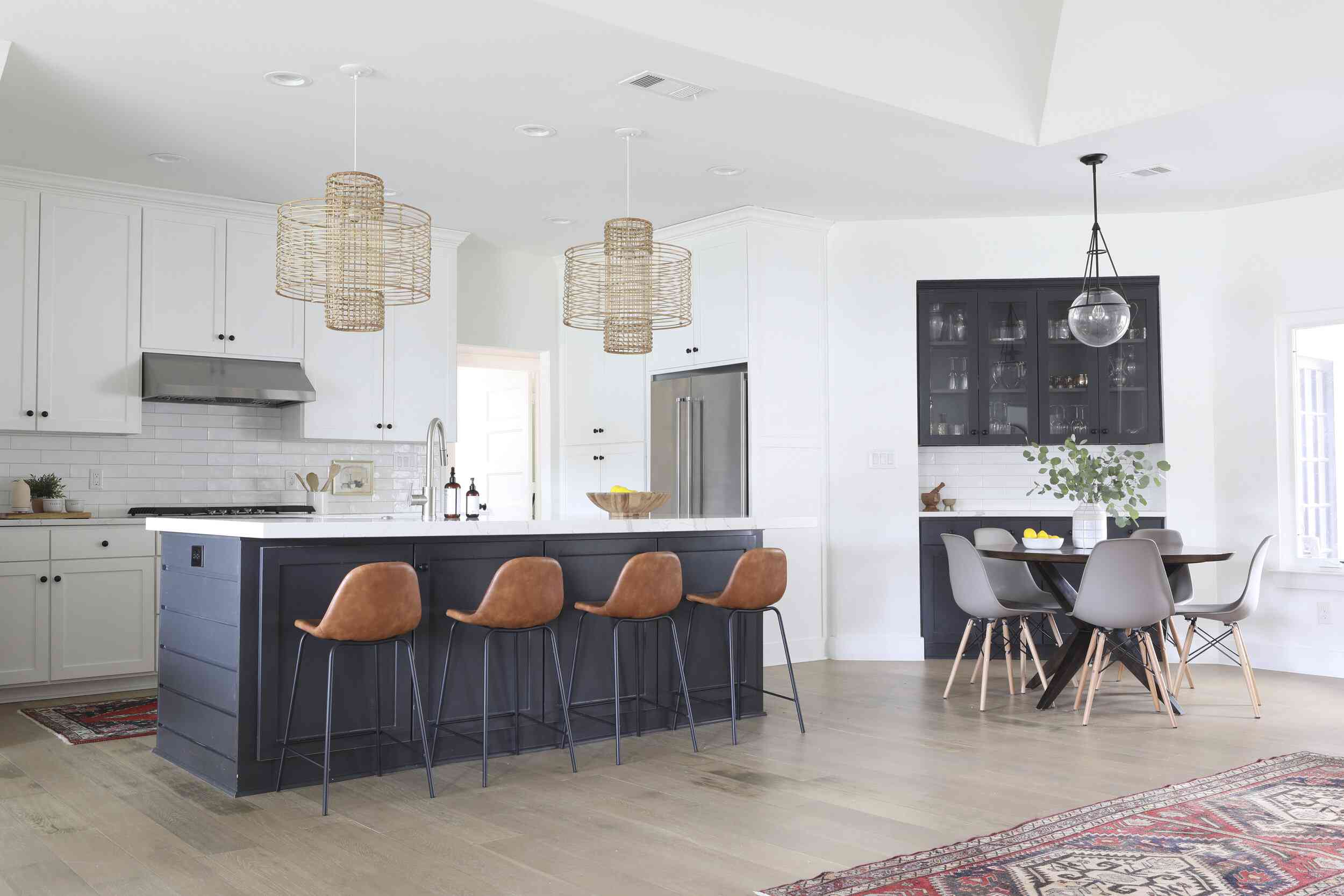 一个有两个红色口音地毯的开放式概念厨房