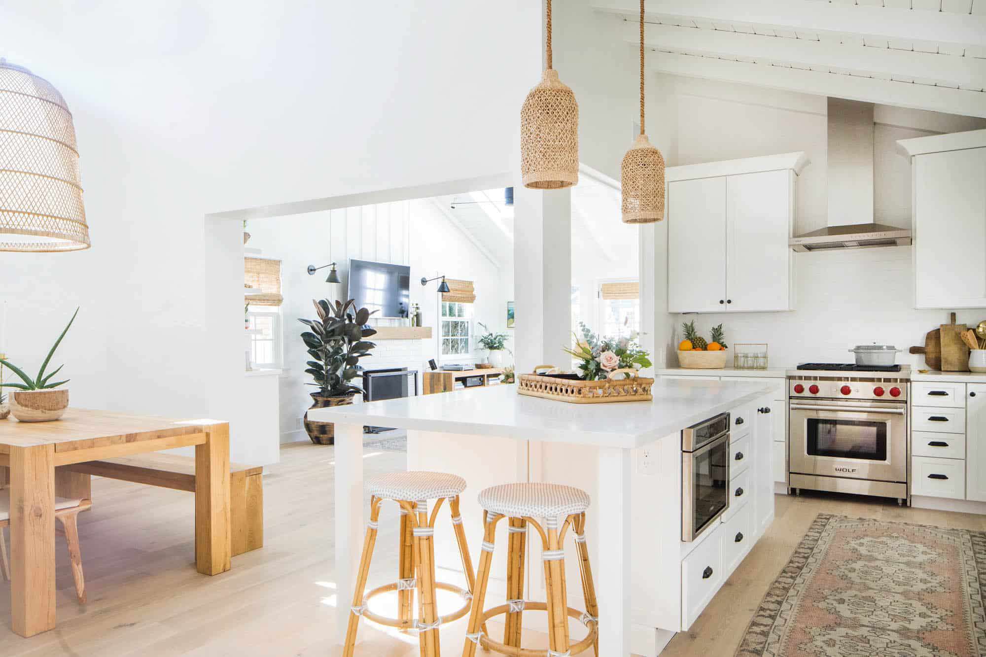 有白色和桃红色细节的开放式概念厨房