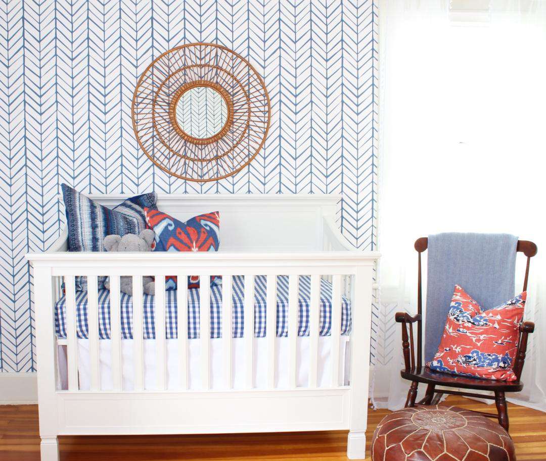 屠杀与蓝色和白色雪佛龙在它后面的壁纸。