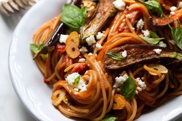 烤茄子，脆大蒜和罗勒面食