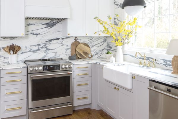 双色调橱柜厨房概述。