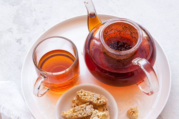 茶在一个圆形托盘壶和杯