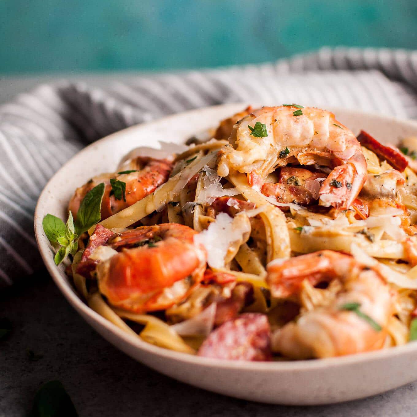 奶油虾和香肠意大利面配蘑菇