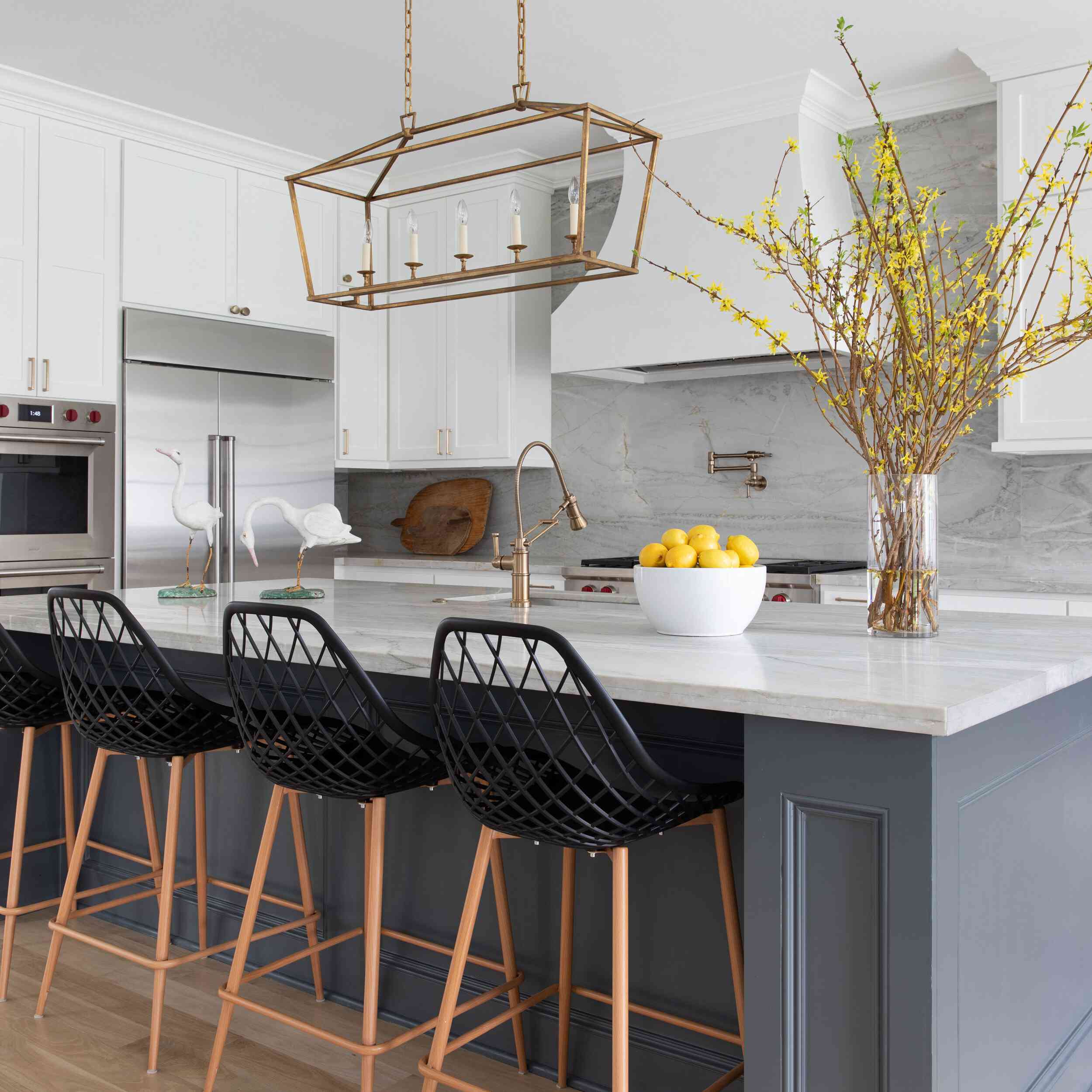 干净的厨房用黑凳子和海军蓝色岛屿。