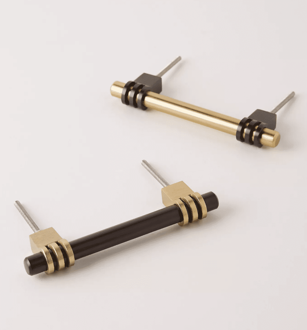 两个黑色和金金属手柄