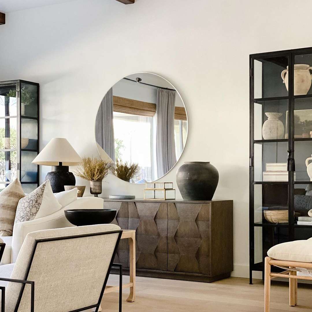 过渡性的客厅与大的炻器罐。