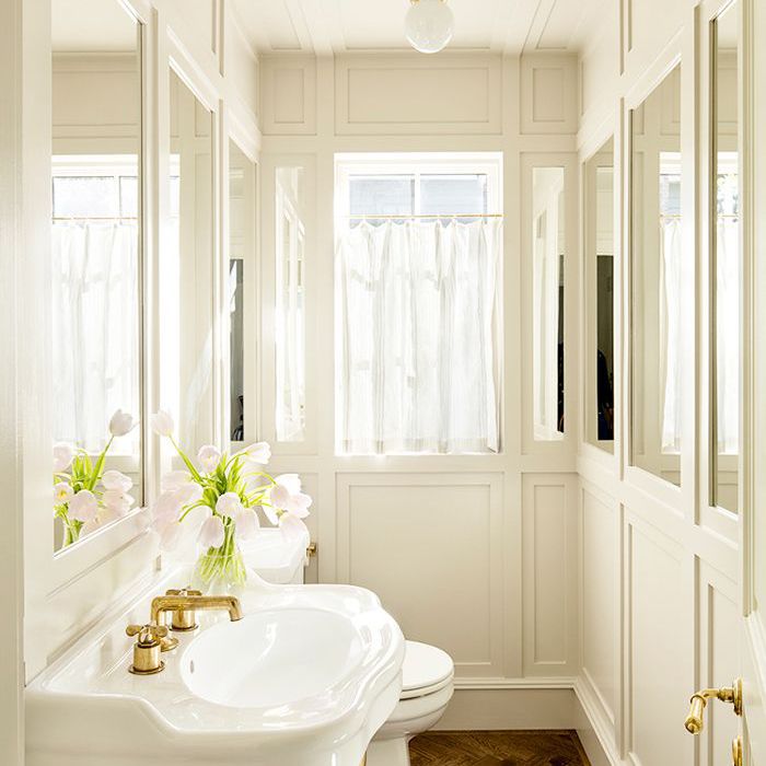 有多面镜子的浴室