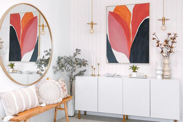 有蜡烛和花瓶的五颜六色的入口。