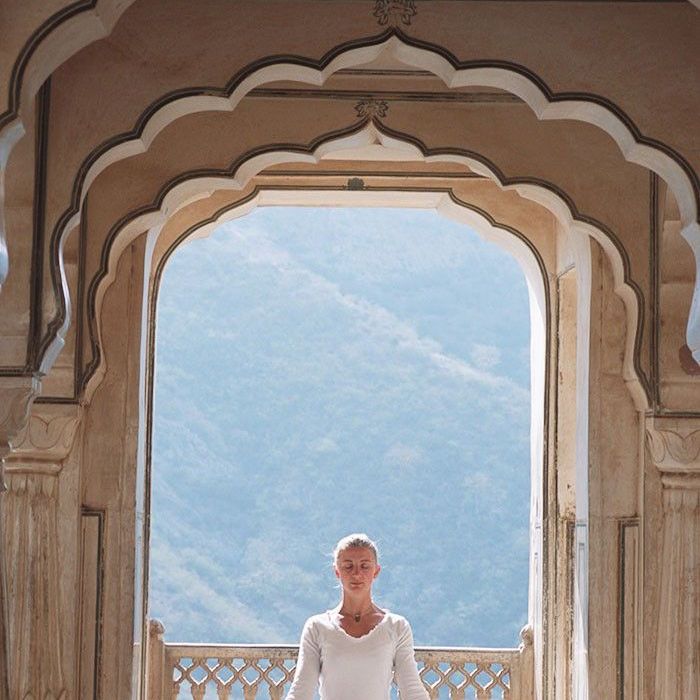 一个女人在Ashiyana瑜伽撤退做瑜伽