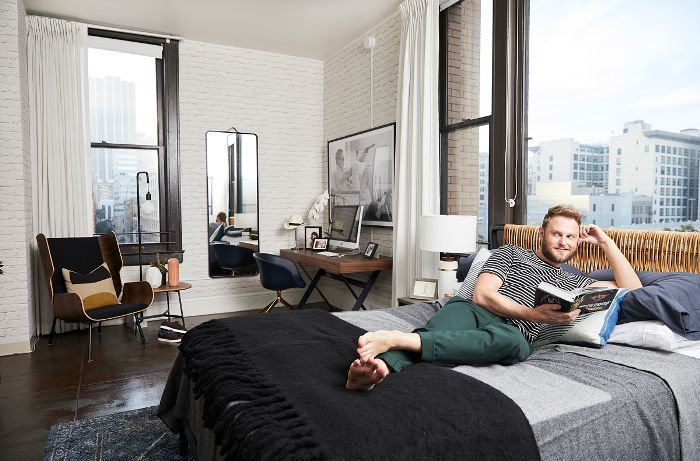 鲍比·伯克在他洛杉矶家“class=