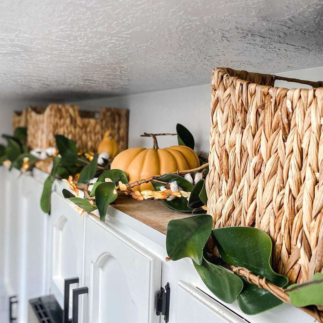 厨房顶部的架子秋季装饰