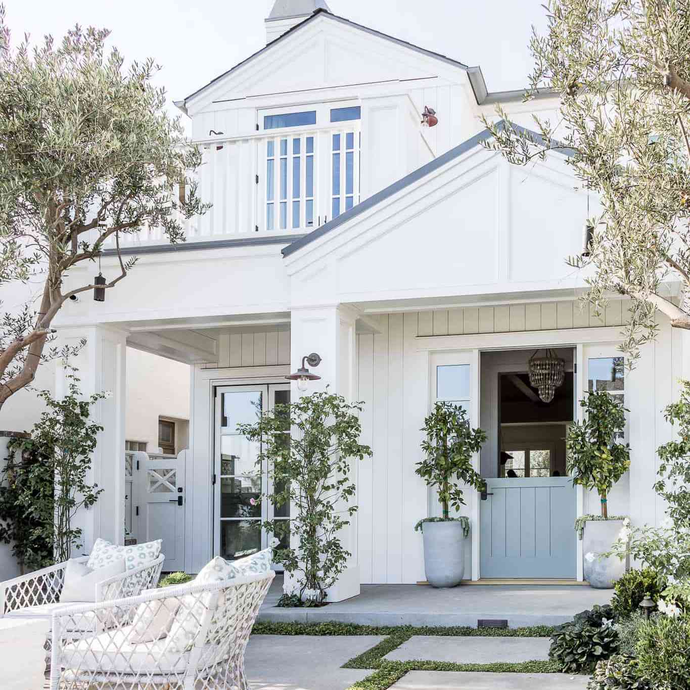 有大瓦片人行道的白色外部家。