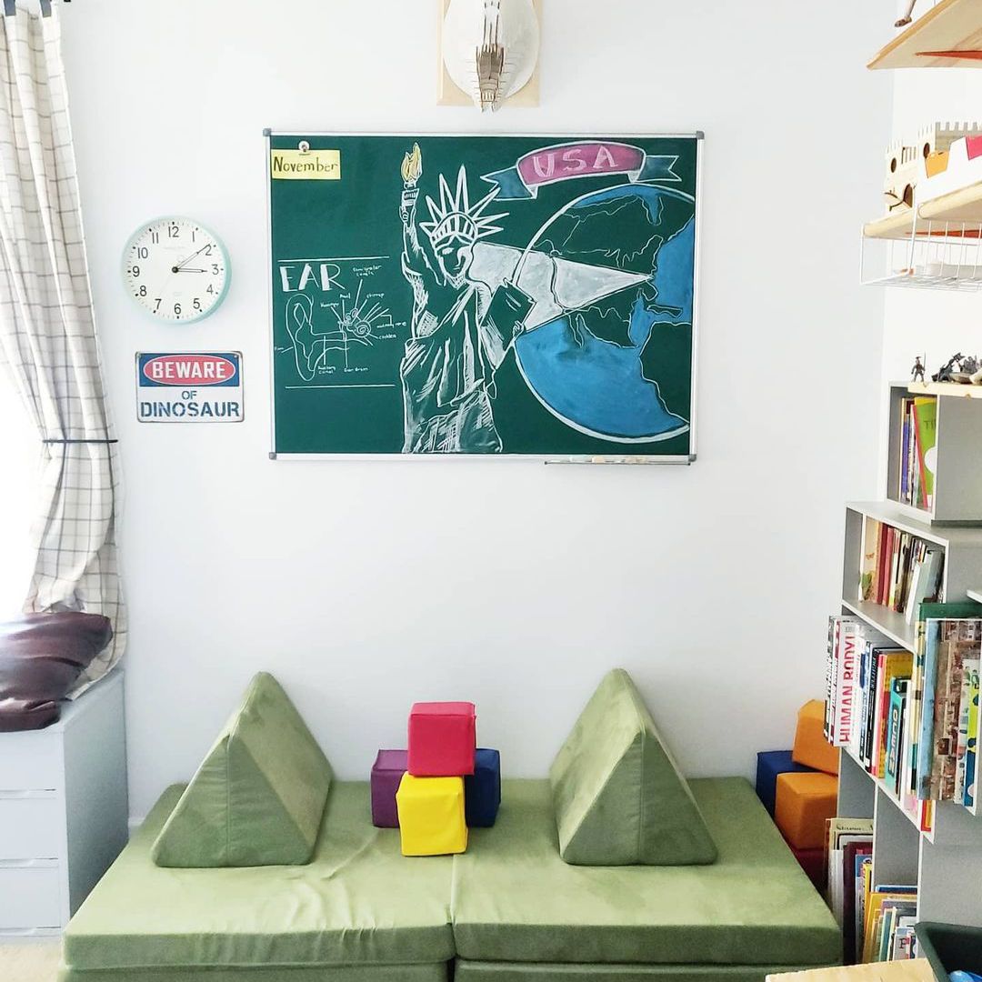 Kaelyn Guerin儿童游戏室和阅览室。