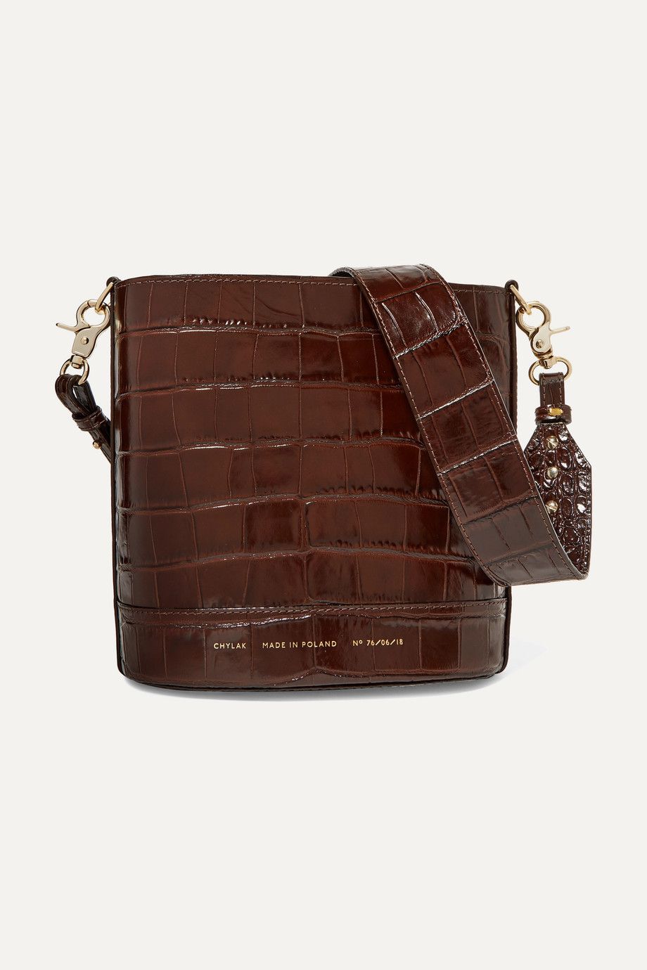 一个牛血鳄鱼浮雕crossbody袋。