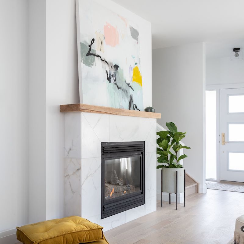 房间有地板枕头