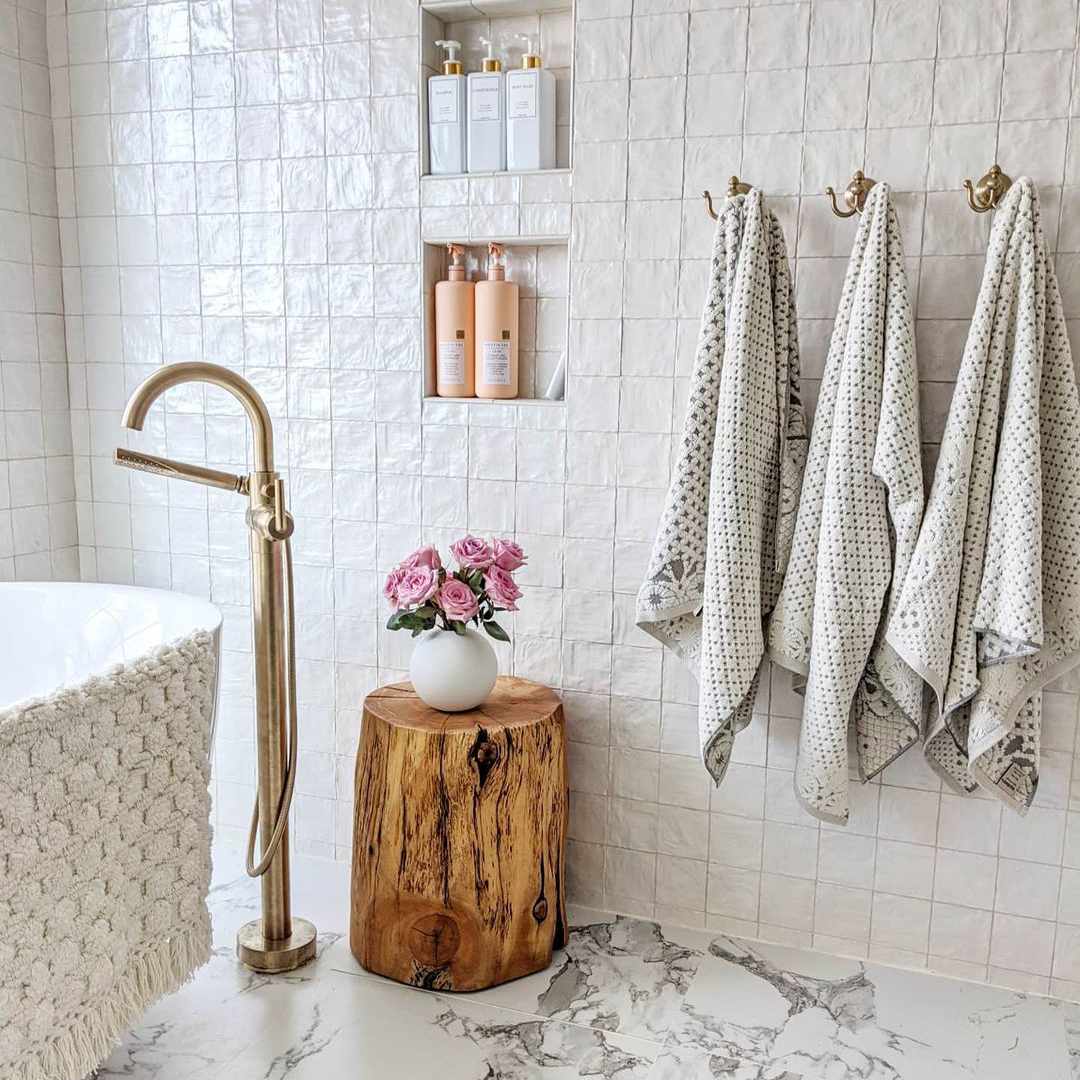 白色浴室，带毛巾