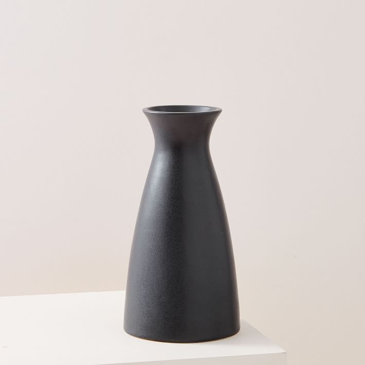 《黑花瓶》(Black vase)，西榆树出版社(West Elm)出品