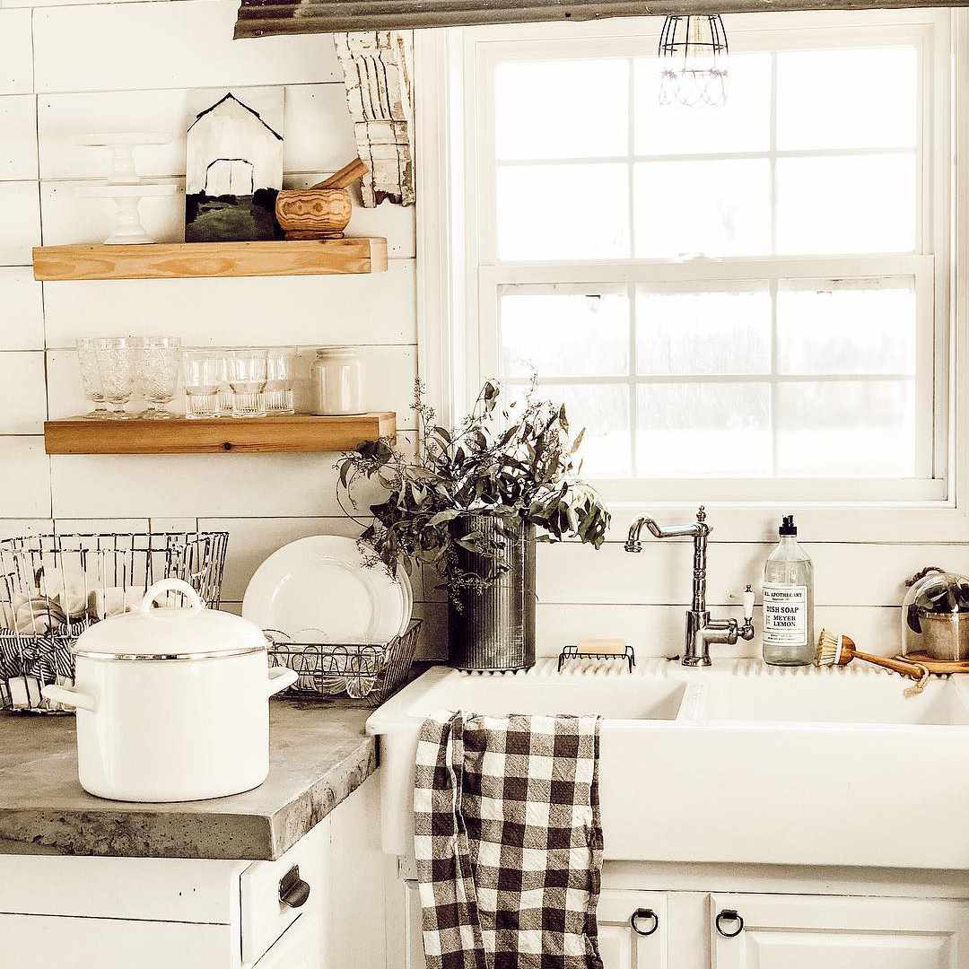 混凝土柜台在农舍厨房里。