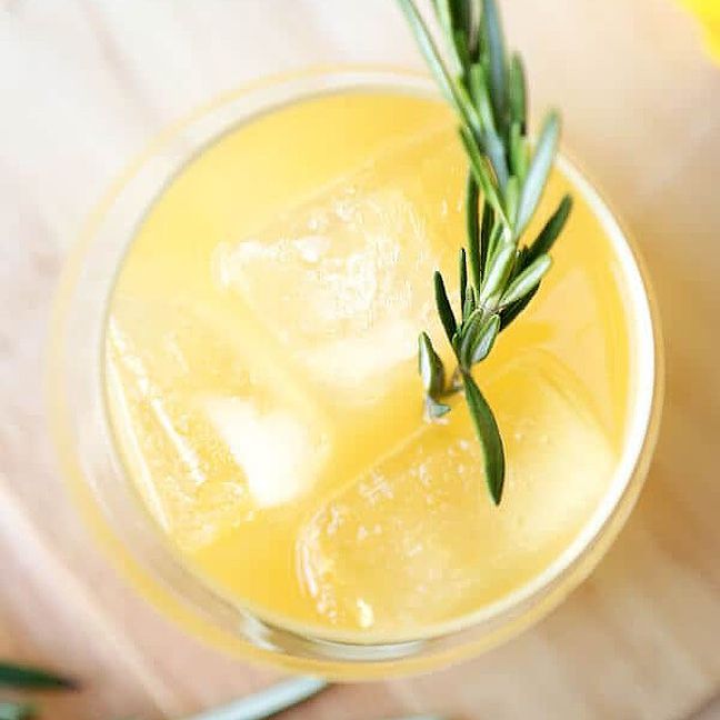 鸡尾酒配上迷迭香小枝。