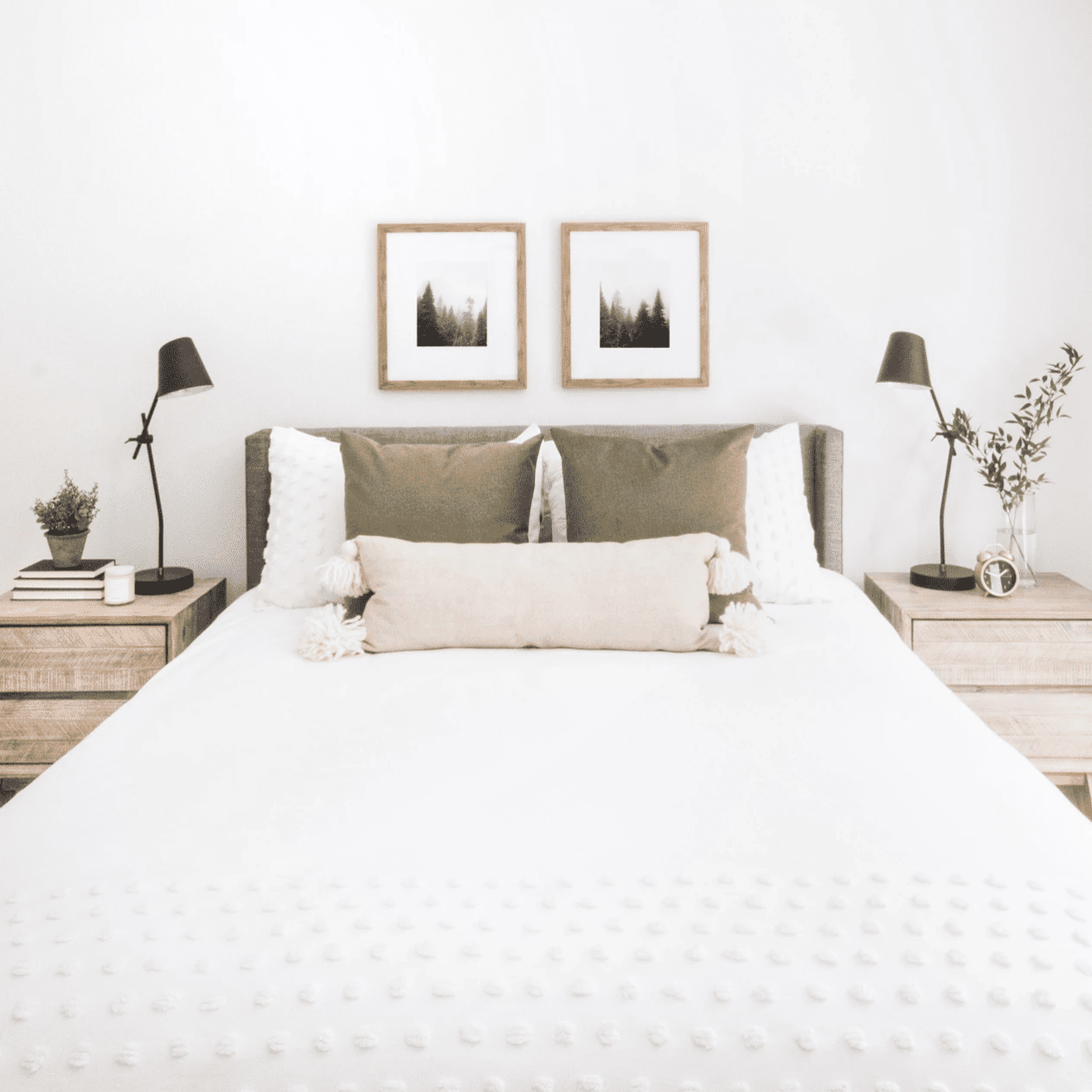 一个简单的卧室，带时尚的现代台灯