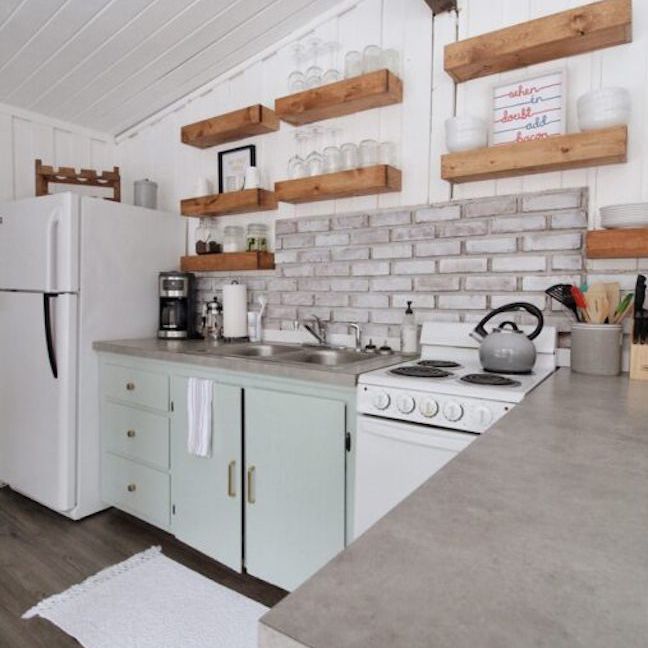 客舱厨房有木架子和具体台面。