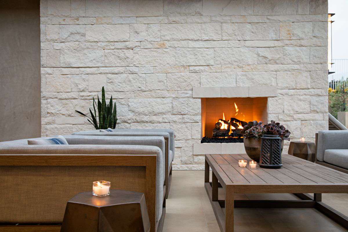 带蜡烛的室外露台