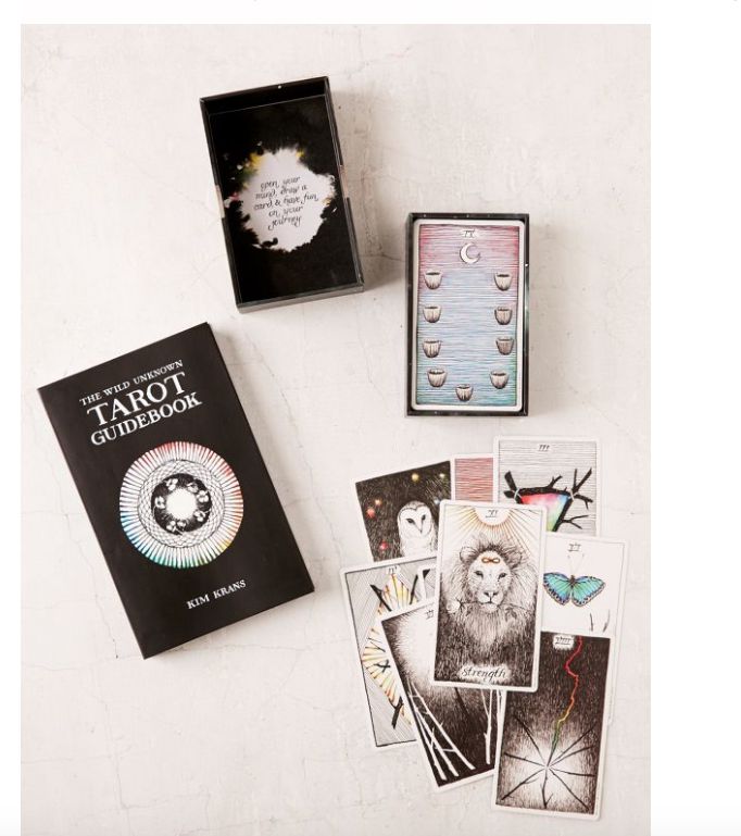 塔罗牌牌组，有纪念品盒和说明书。