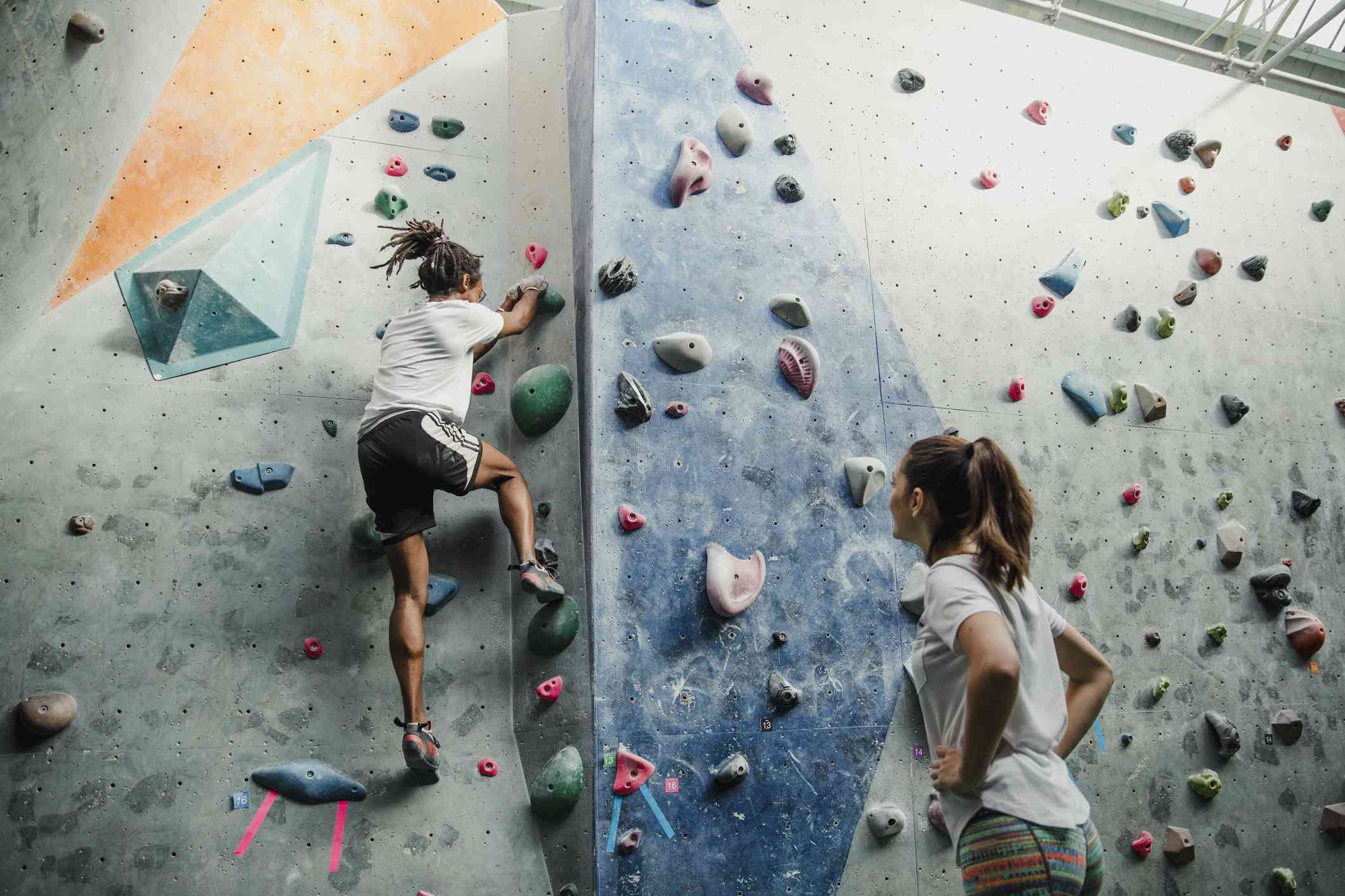 年轻的夫妇在室内攀岩墙