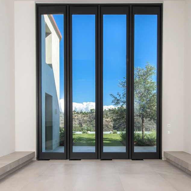 在金卡戴珊和Kanye West的贝莱尔庄园窗口