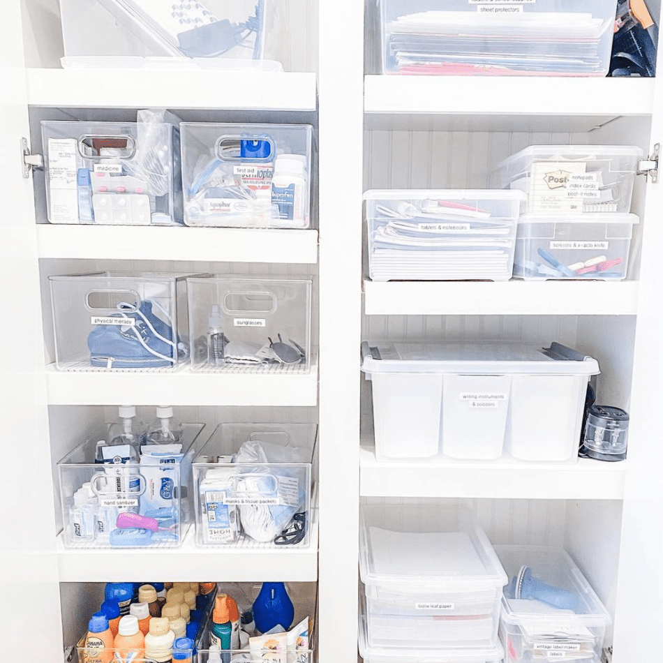 带透明储物柜的门厅壁橱