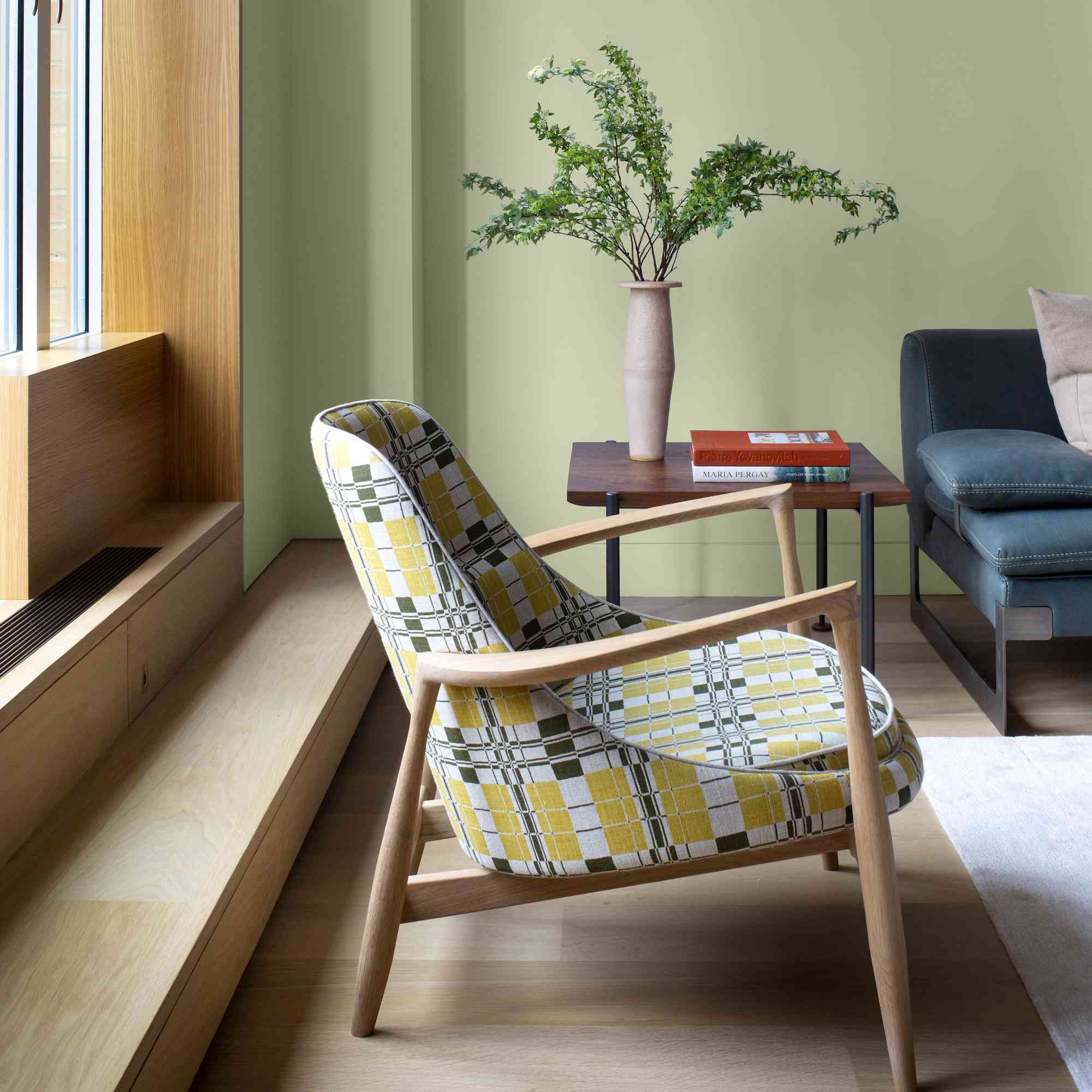 客厅里装饰着橄榄树枝图案的时髦椅子。