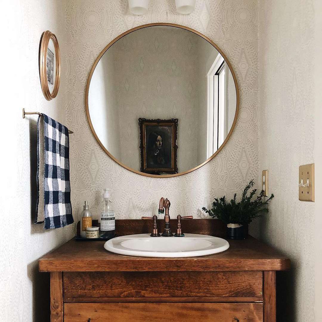 有梳妆台和镜子的浴室