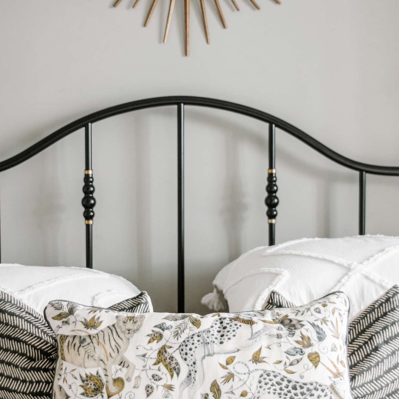 床上有日光反射镜和定制的抱枕。