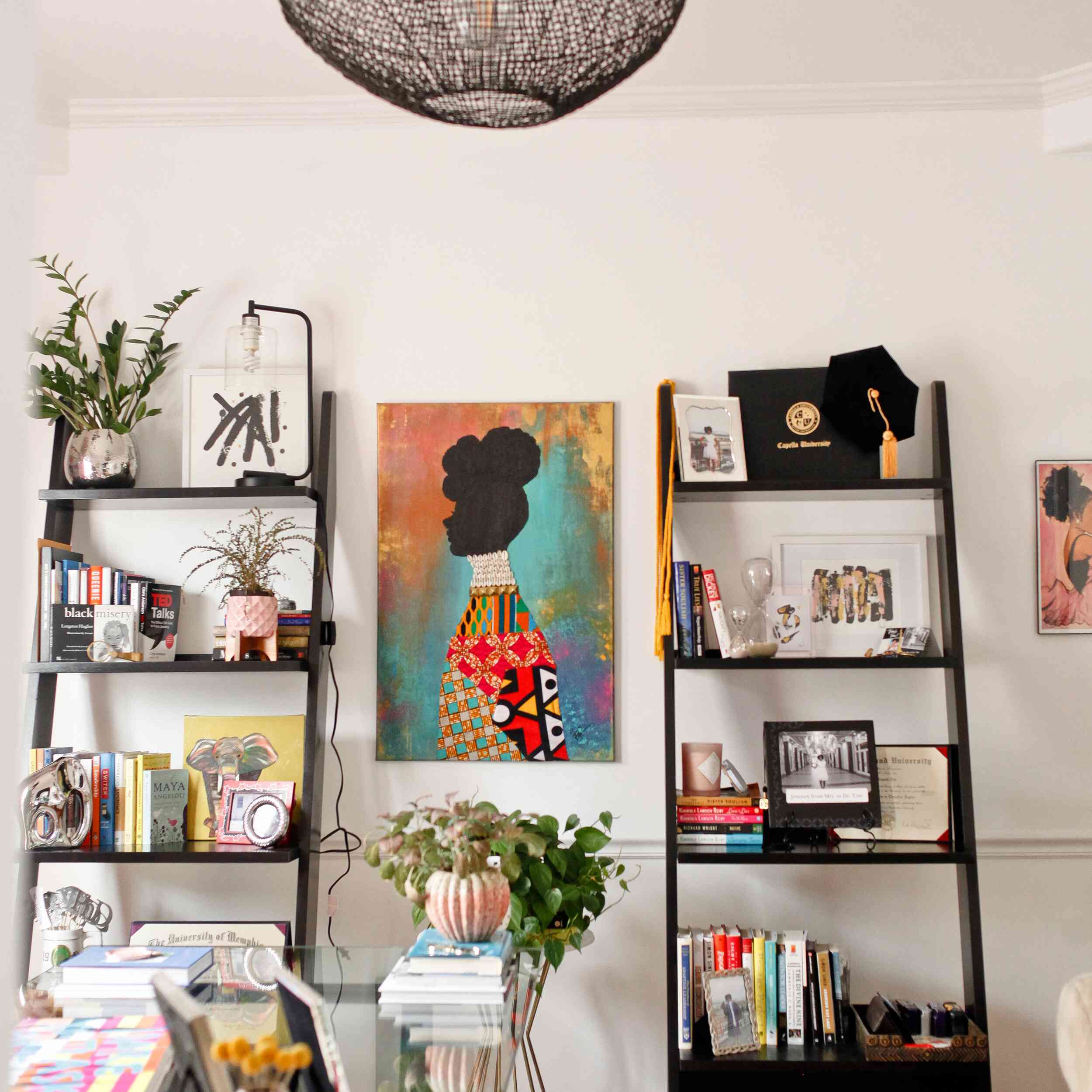 两个多彩书架。