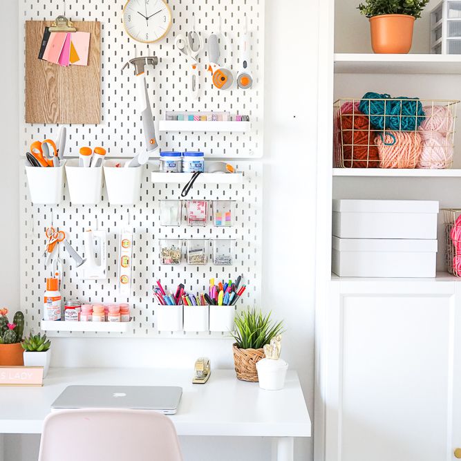 一个极简主义的工艺室内衬白色组织必需品和工艺用品